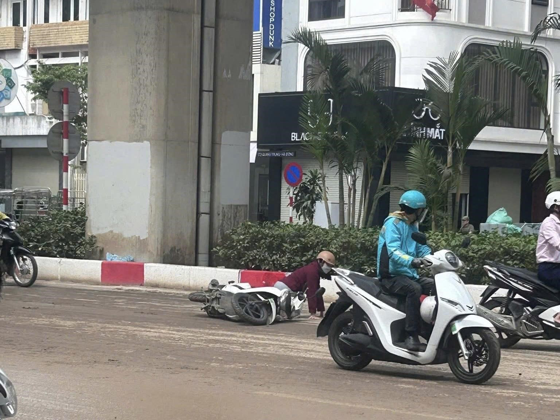 Hà Nội: Xác minh, xử lý xe tải làm rơi vãi đất thải xuống đường